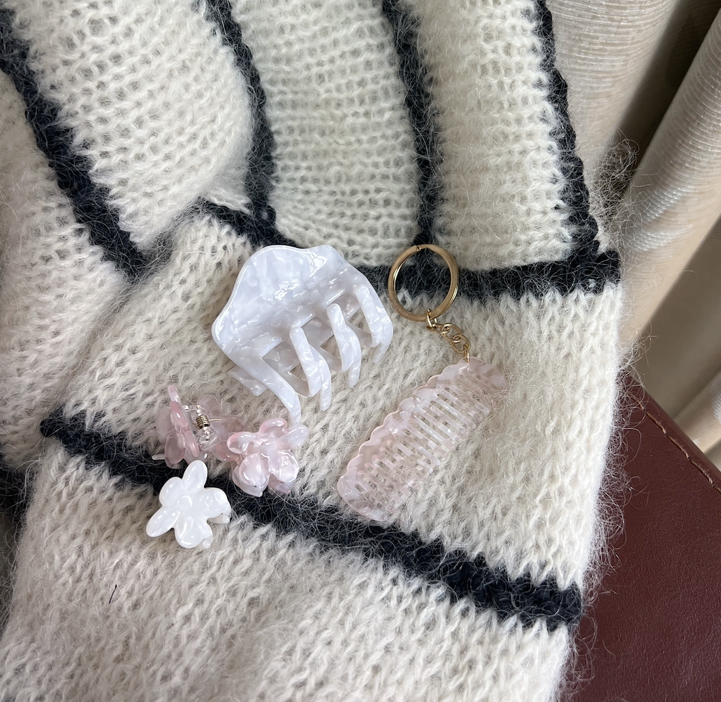 Seanie Comb Keyring in Strawberry Clouds
