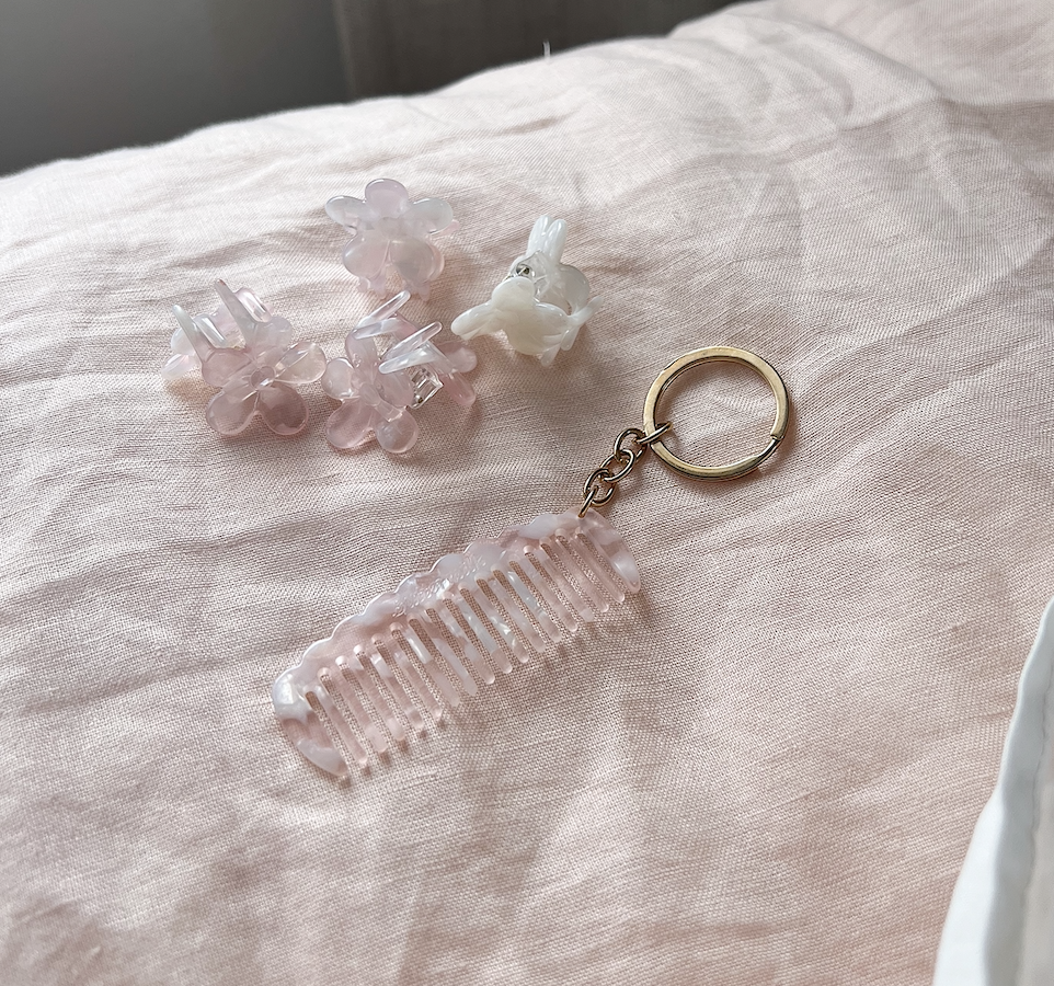 Seanie Comb Keyring in Strawberry Clouds