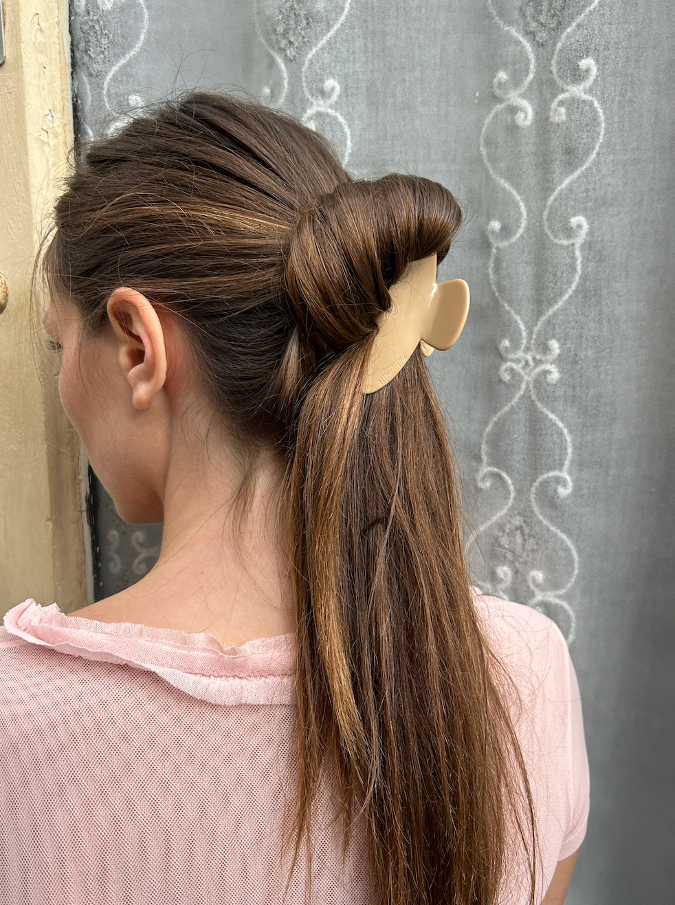 Elle Claw Clip in Oat Milk